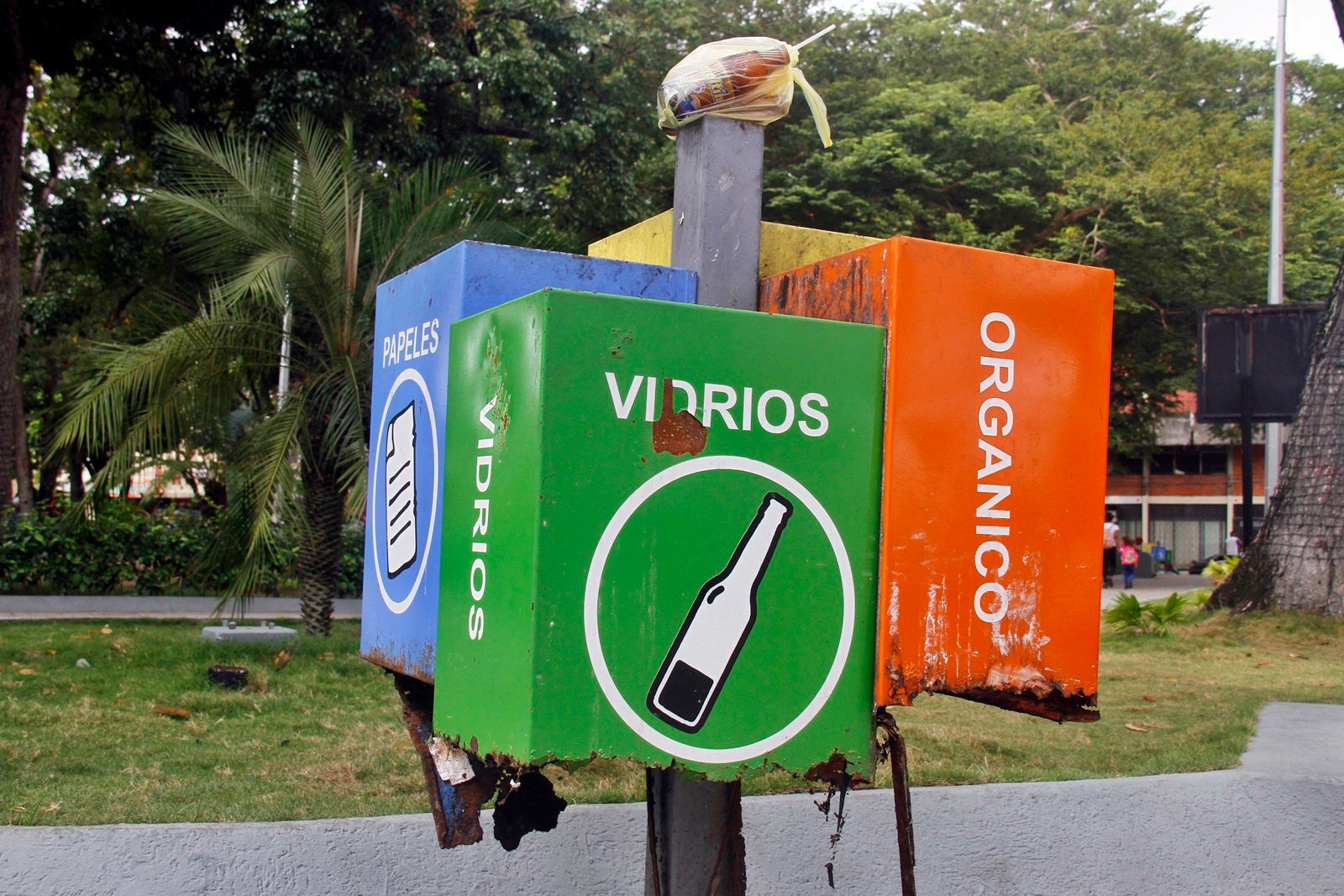 ¡Deterioradas! Así están las papeleras de las plazas de Maturín