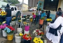 Aumentan las ventas de flores por el Día de Muertos en el cementerio viejo de Maturín