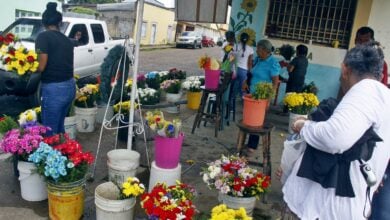 Vendedores de flores en el cementerio viejo de Maturín se parparan para el Día de Muertos