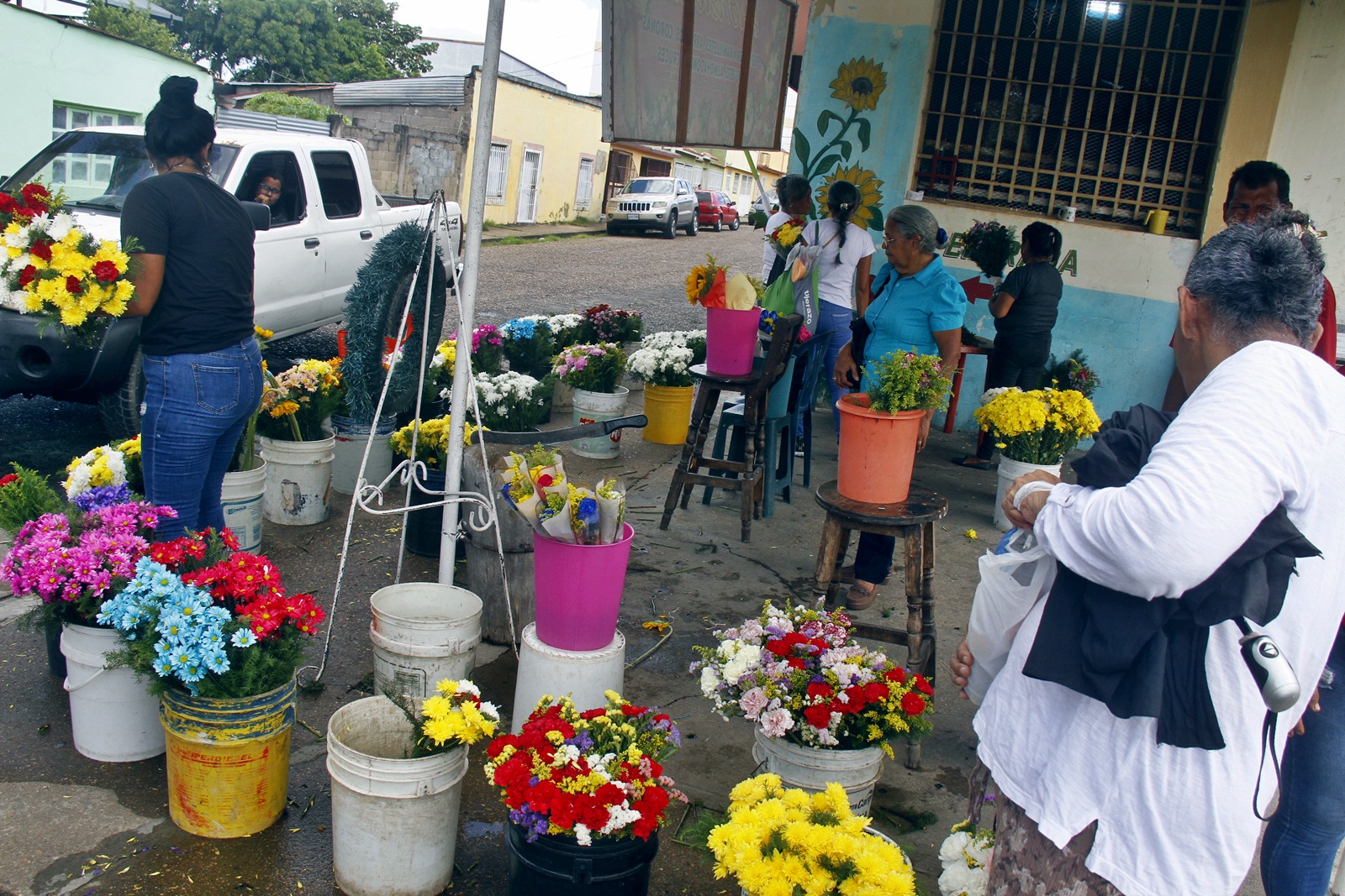 Aumentan las ventas de flores por el Día de Muertos en el cementerio viejo de Maturín