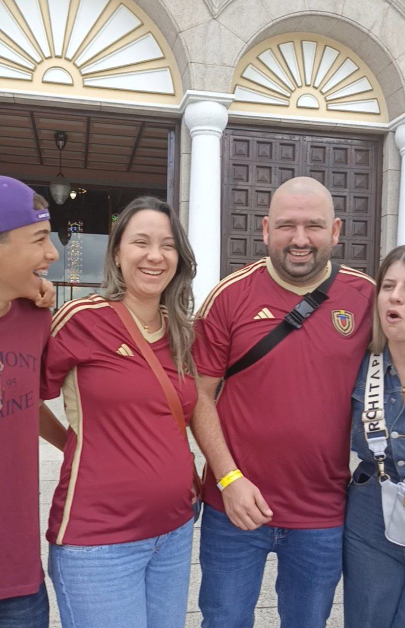 los aficionados se sienten unidos bajo un mismo sentimiento Vinotinto antes de este último encuentro del año para la selección nacional en Venezuela