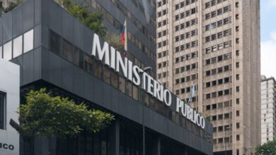 Gendarme argentino se encuentra procesado por vinculación a acciones terroristas en Venezuela Habiéndose cumplido con los plazos procesales correspondientes según lo prevé el Código Orgánico Procesal Penal, el Ministerio Público informa que el Sr. Nahuel Agustín Gallo ha sido detenido al haber intentado ingresar irregularmente a la República Bolivariana de Venezuela ocultando su verdadero plan criminal bajo el ropaje de una visita sentimental. En tal sentido dicho ciudadano se encuentra sometido a la respectiva investigación por su vinculación a un grupo de personas que intentaron desde nuestro territorio y con apoyo de grupos de la ultraderecha internacional ejecutar una serie de acciones desestabilizadoras y terroristas. El precitado imputado está a disposición del juez en base a lo establecido por nuestra Constitución y las leyes nacionales. Las declaraciones y acciones realizadas por el gobierno argentino, utilizando a los familiares del procesado, así como la resolución judicial tomada por la Cámara Federal de Mendoza, dejan clara la complicidad de las autoridades de esa Nación en los planes subversivos que buscan atacar por cualquier vía al Estado venezolano y a sus instituciones legítimas. Esta Fiscalía, así como todos los Poderes Públicos, nos mantenemos firmes en el supremo deber de preservar y defender la paz, la soberanía y el principio de autodeterminación de los pueblos, como pilares fundamentales sobre los cuales se erige nuestra República. Caracas, 27 de diciembre de 2024