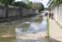 Vecinos de Brisas del Morichal gritan auxilio ante aguas negras desbordadas en todas sus calles