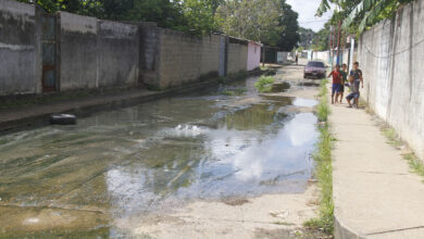 Vecinos de Brisas del Morichal gritan auxilio ante aguas negras desbordadas en todas sus calles