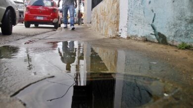 Denuncian bote de aguas blanca en la calle Azcue de Maturín