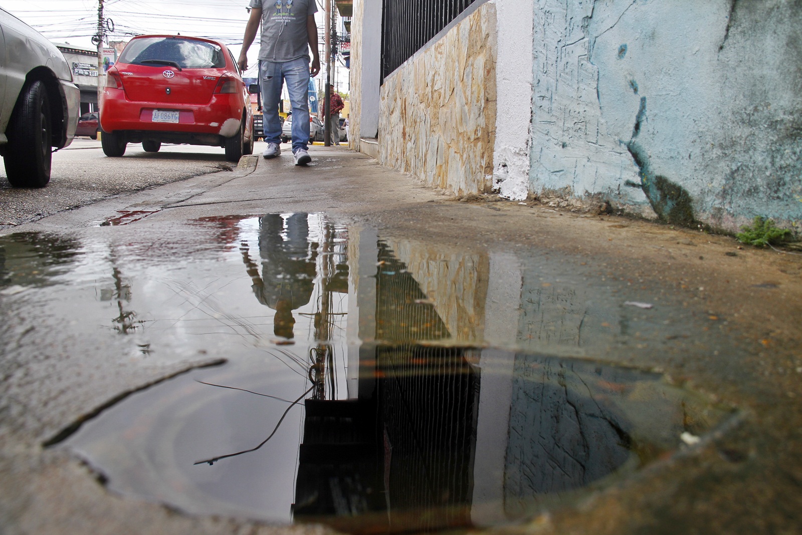 Denuncian bote de aguas blanca en la calle Azcue de Maturín