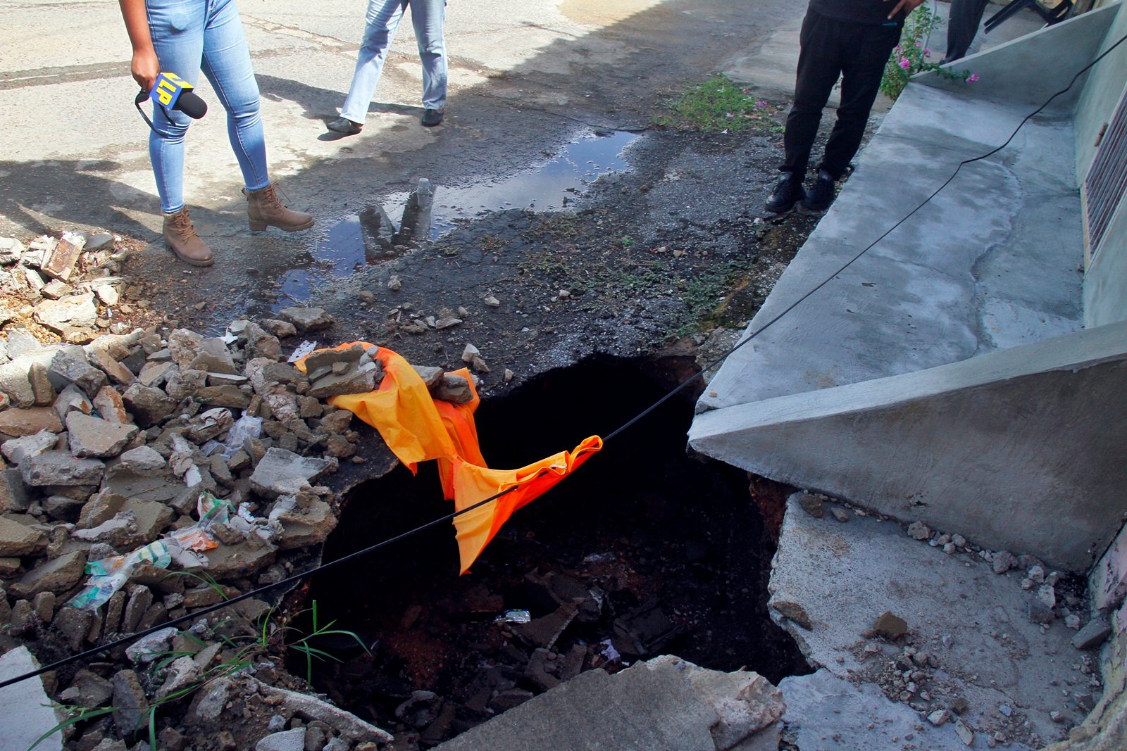 Tres meses tiene un cráter que pone en peligro a una familia en Brisas de La Floresta