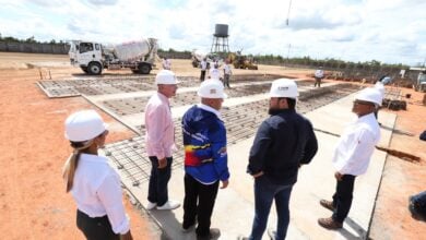 El ministro de Hábitat y Vivienda, general de división Raúl Alfonzo Paredes y el gobernador Ernesto Luna, inspeccionaron las labores de esta obra social.