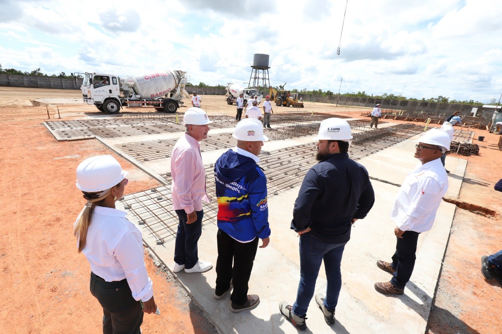 El ministro de Hábitat y Vivienda, general de división Raúl Alfonzo Paredes y el gobernador Ernesto Luna, inspeccionaron las labores de esta obra social.