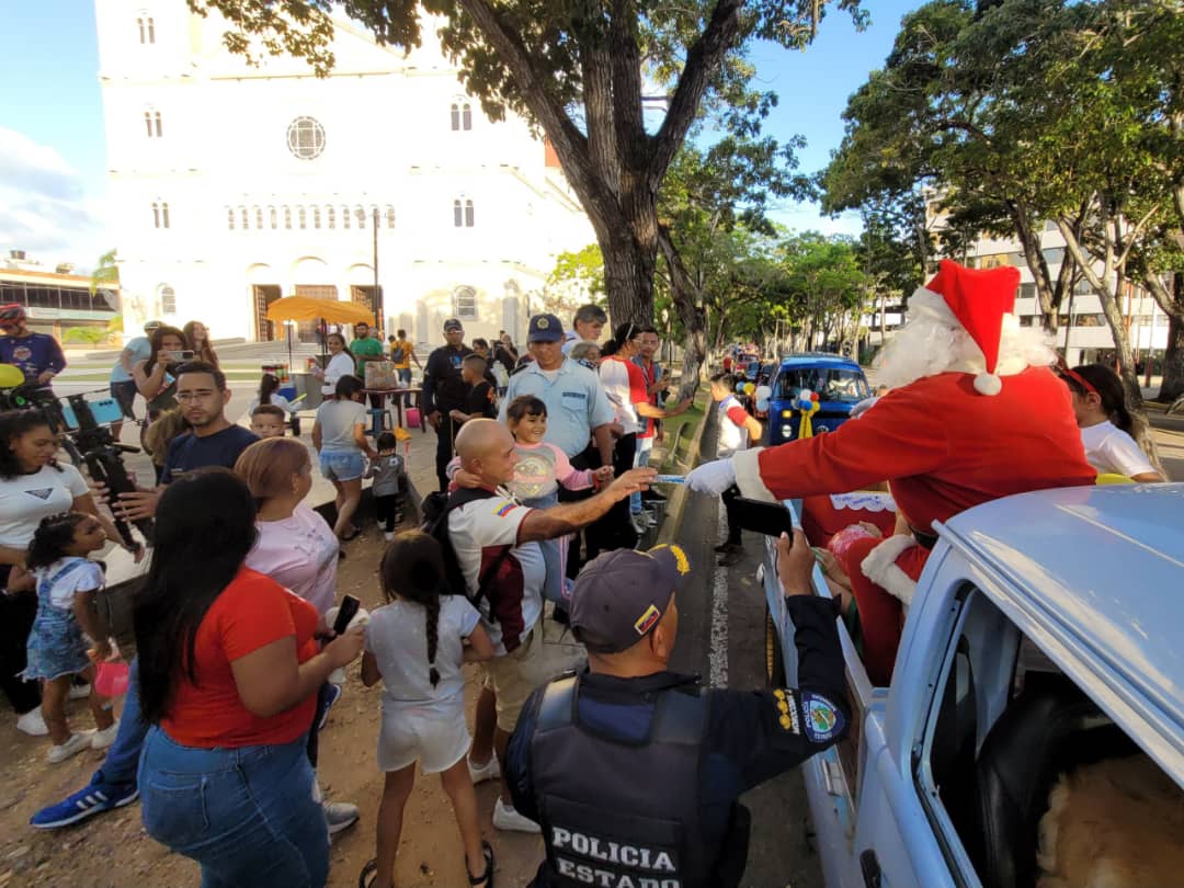 El punto final fue la comunidad de Los Guaros en el municipio Maturín, donde niños y adultos disfrutaron de la presencia de Santa y sus amigos