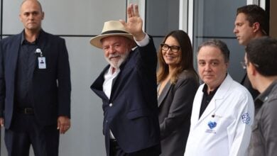 Lula recibe alta hospitalaria y debe permanecer en Sao Paulo