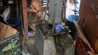 Comerciantes de ocho quioscos en riesgo por poste que da corriente en el Mercado Viejo