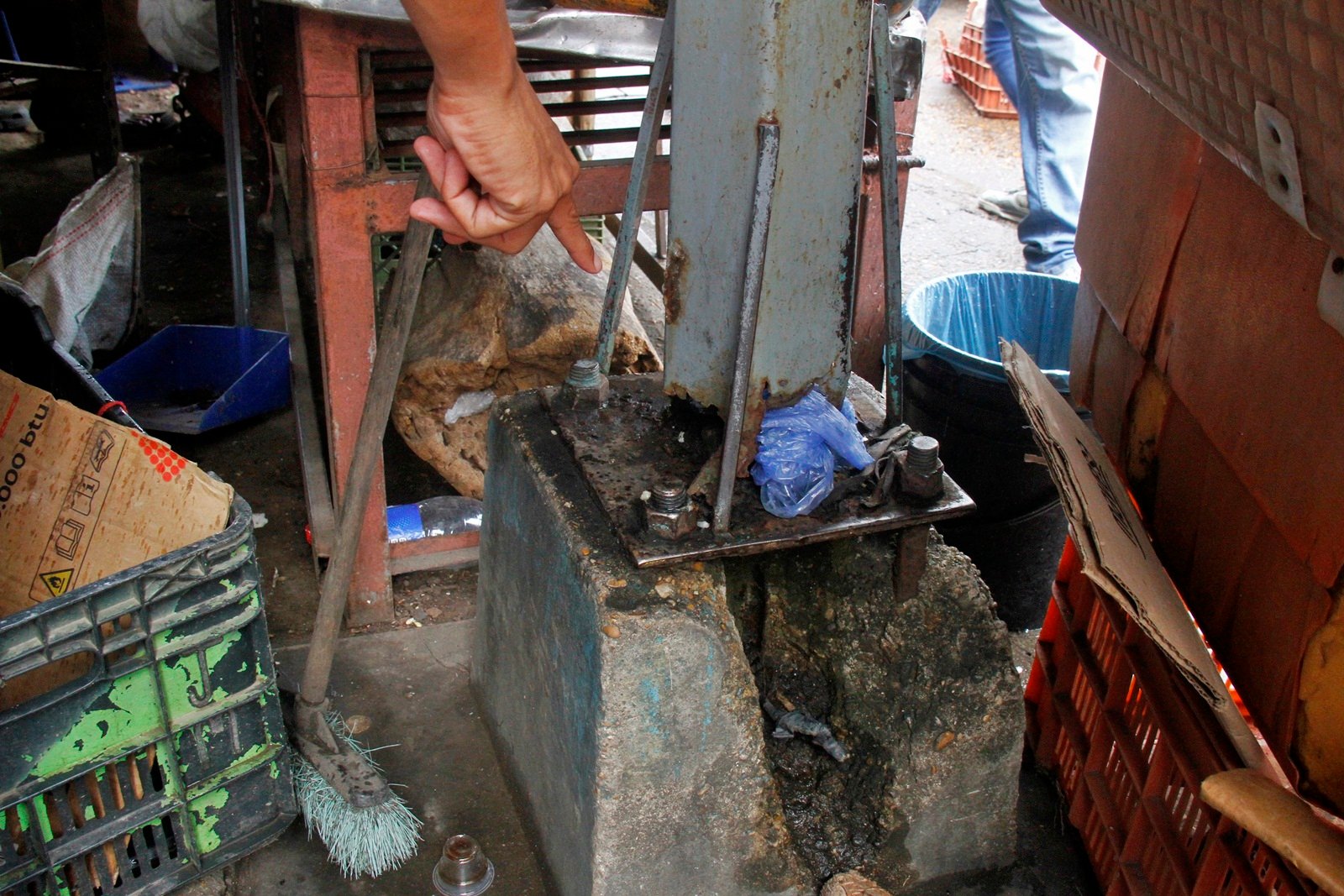 Comerciantes de ocho quioscos en riesgo por poste que da corriente en el Mercado Viejo