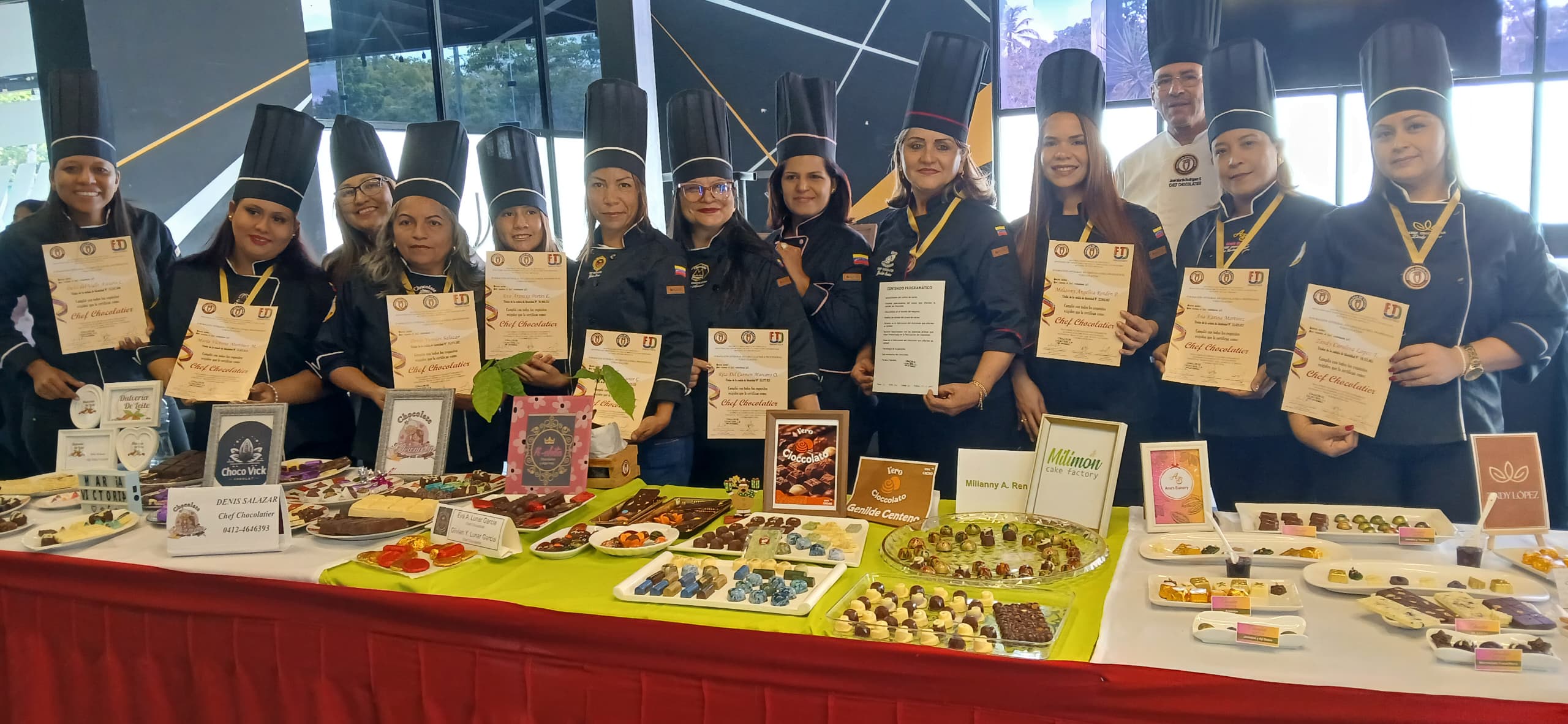 Escuela de chocolate Corazón de Cacao gradúa a 12 nuevos chefs