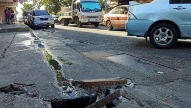 Denuncian alcantarilla en mal estado en plena avenida Bicentenario