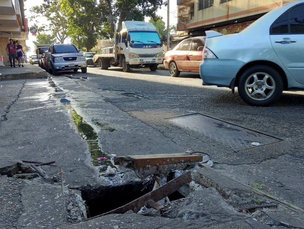 Denuncian alcantarilla en mal estado en plena avenida Bicentenario