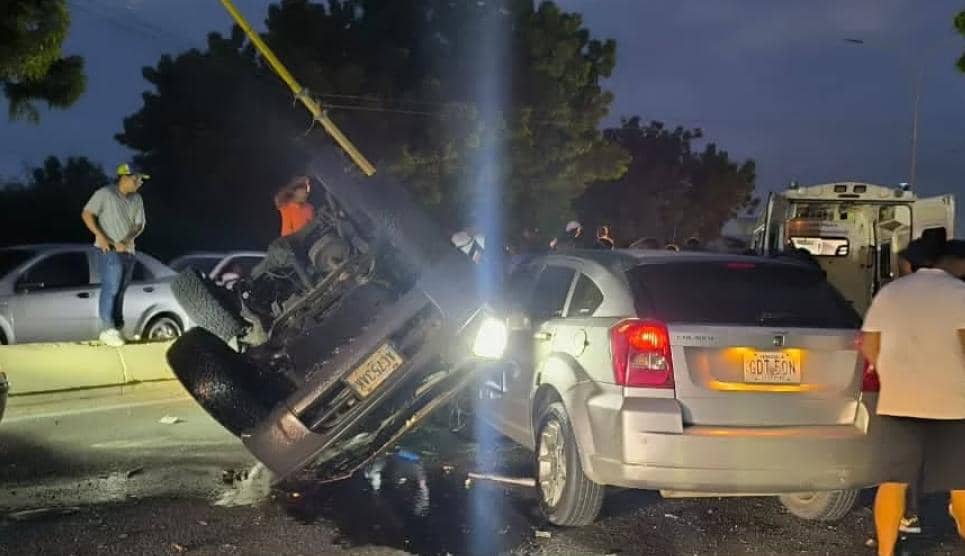 Dos fallecidos y cuatro heridos dejó accidente en la autopista Sorpresa - Muelles de Puerto Cabello