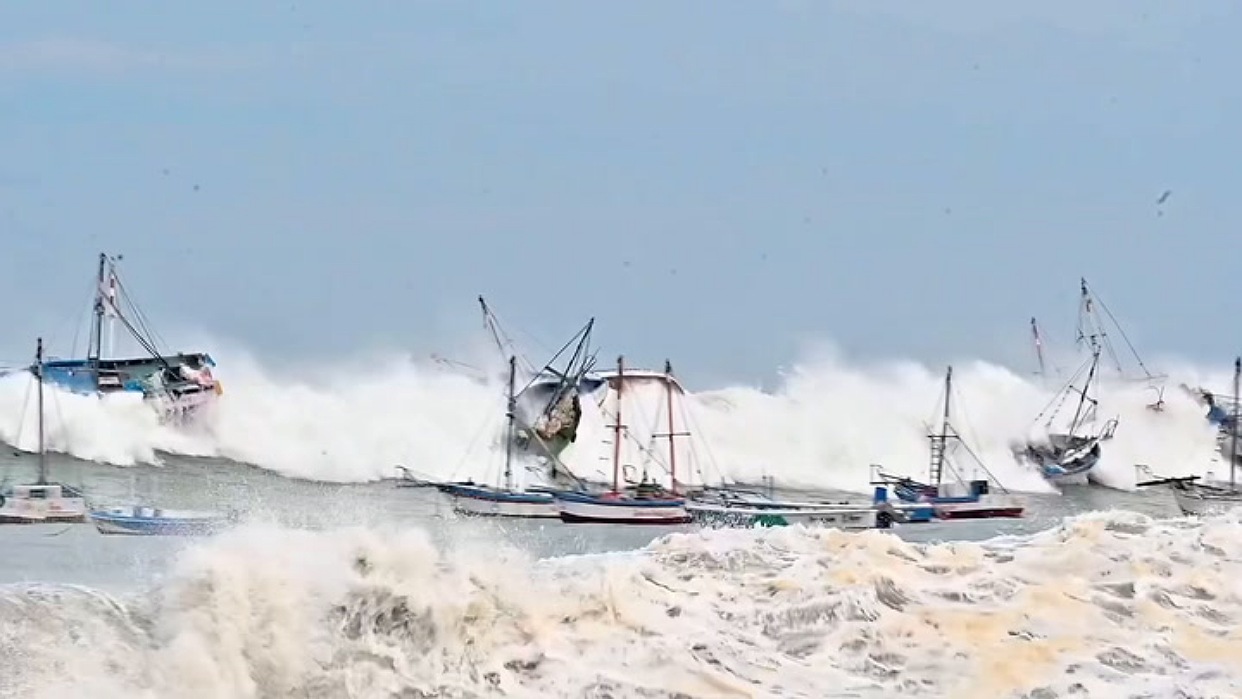 (+ Videos) Fuerte oleaje destruye en Perú embarcaciones, muelles y viviendas