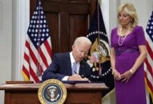 Biden firma la ley de presupuestos que evita un cierre de Gobierno