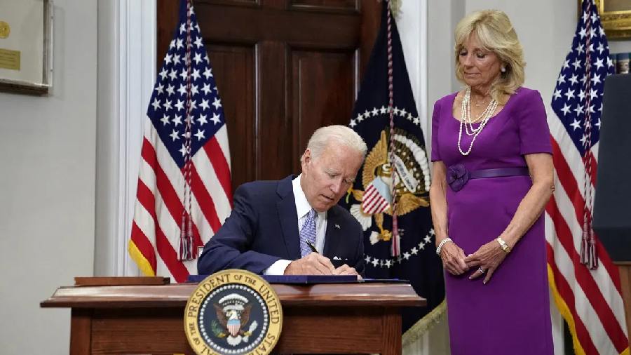 Biden firma la ley de presupuestos que evita un cierre de Gobierno