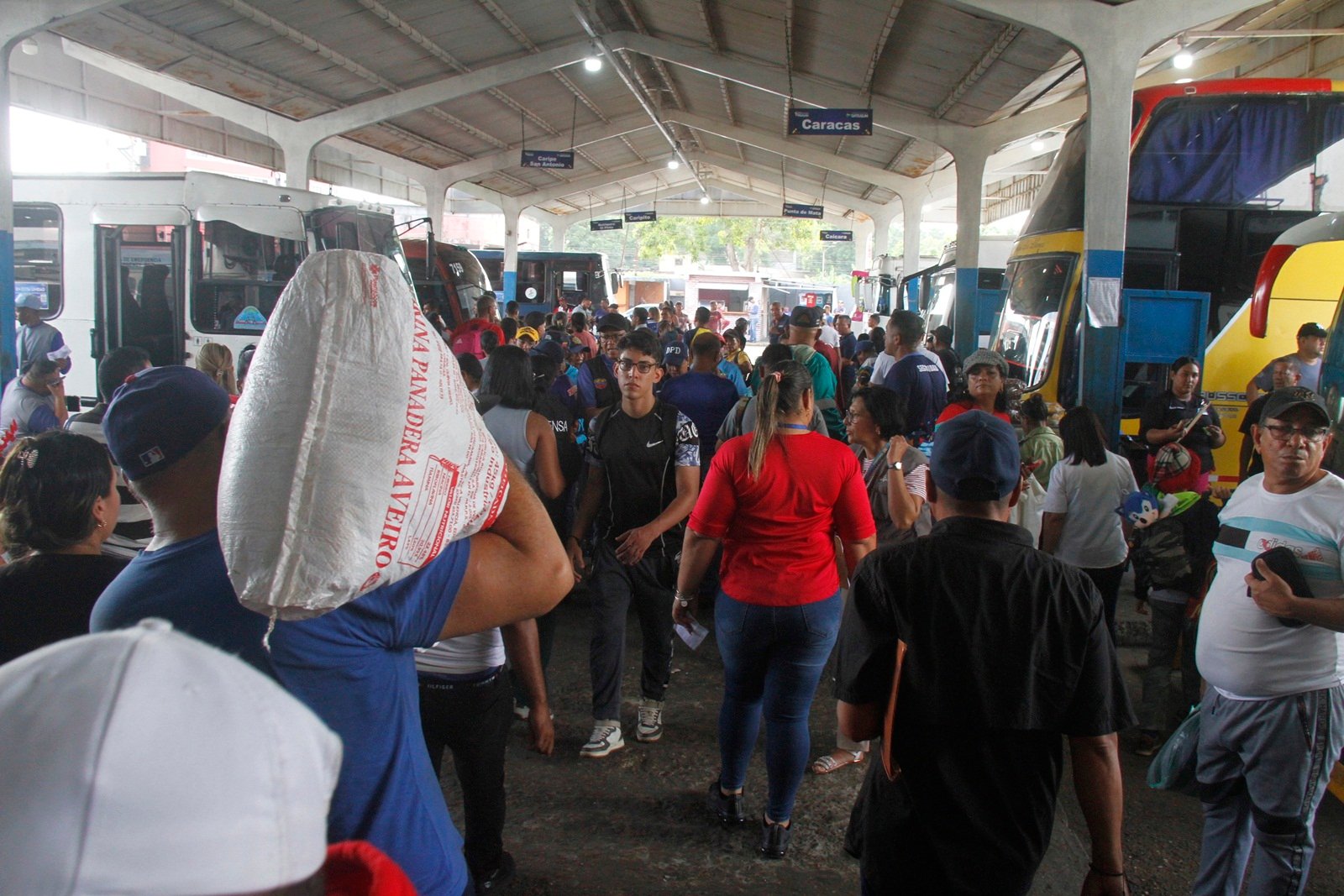 Continua alta afluencia de pasajeros en el terminal de Maturín este lunes 23D