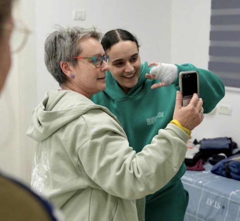 Las rehenes liberadas en Gaza se reencontraron con sus familias en Israel (+Fotos) En la primera fase del pacto, Israel y Hamás han acordado un alto el fuego de seis semanas, en las que se producirá un intercambio gradual de 33 rehenes israelíes por más de 1.900 presos palestinos. Durante esas seis semanas tendrán lugar además las negociaciones para una segunda fase de la tregua, en la que se completaría la liberación de todos los secuestrados israelíes en Gaza y se sentarían las bases del fin de la guerra. Con información de Agencias