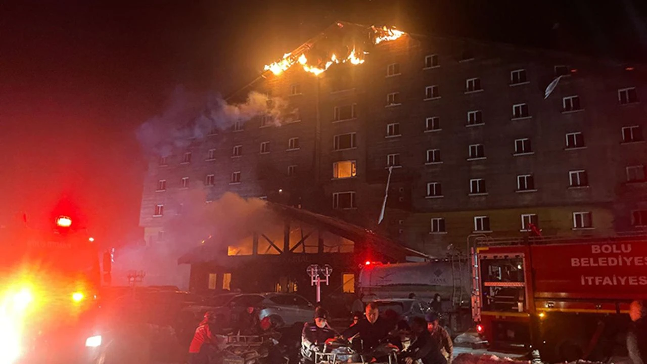 Mueren al menos 66 personas en un incendio en una estación de esquí en Turquía