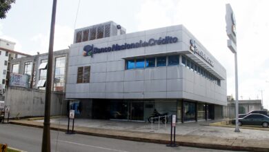 Actividad normal en el mercado viejo y bancos de la ciudad