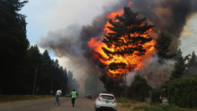 Voraz incendio provoca desalojo masivo de una localidad argentina