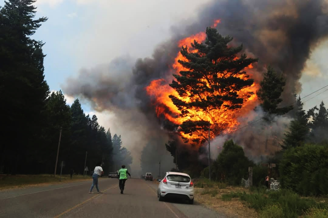 Voraz incendio provoca desalojo masivo de una localidad argentina