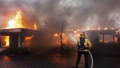 Evacúan a más de 30 mil personas por nuevo incendio forestal en Los Ángeles