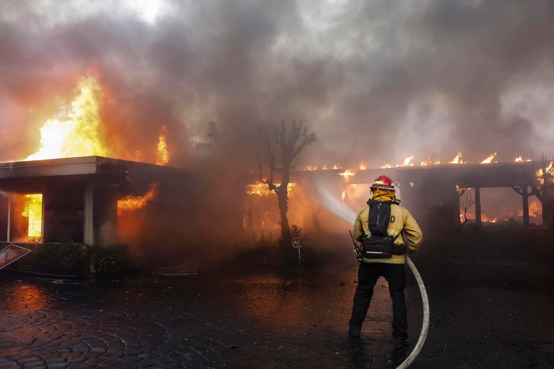 Evacúan a más de 30 mil personas por nuevo incendio forestal en Los Ángeles