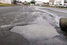 Bote de aguas servidas dañan asfalto en la avenida Libertador frente a la E/S Guerra