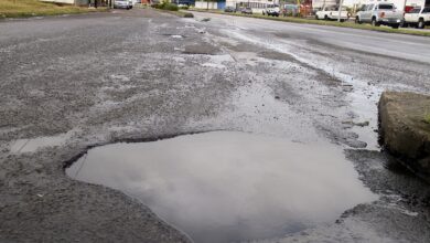 Bote de aguas servidas dañan asfalto en la avenida Libertador frente a la E/S Guerra