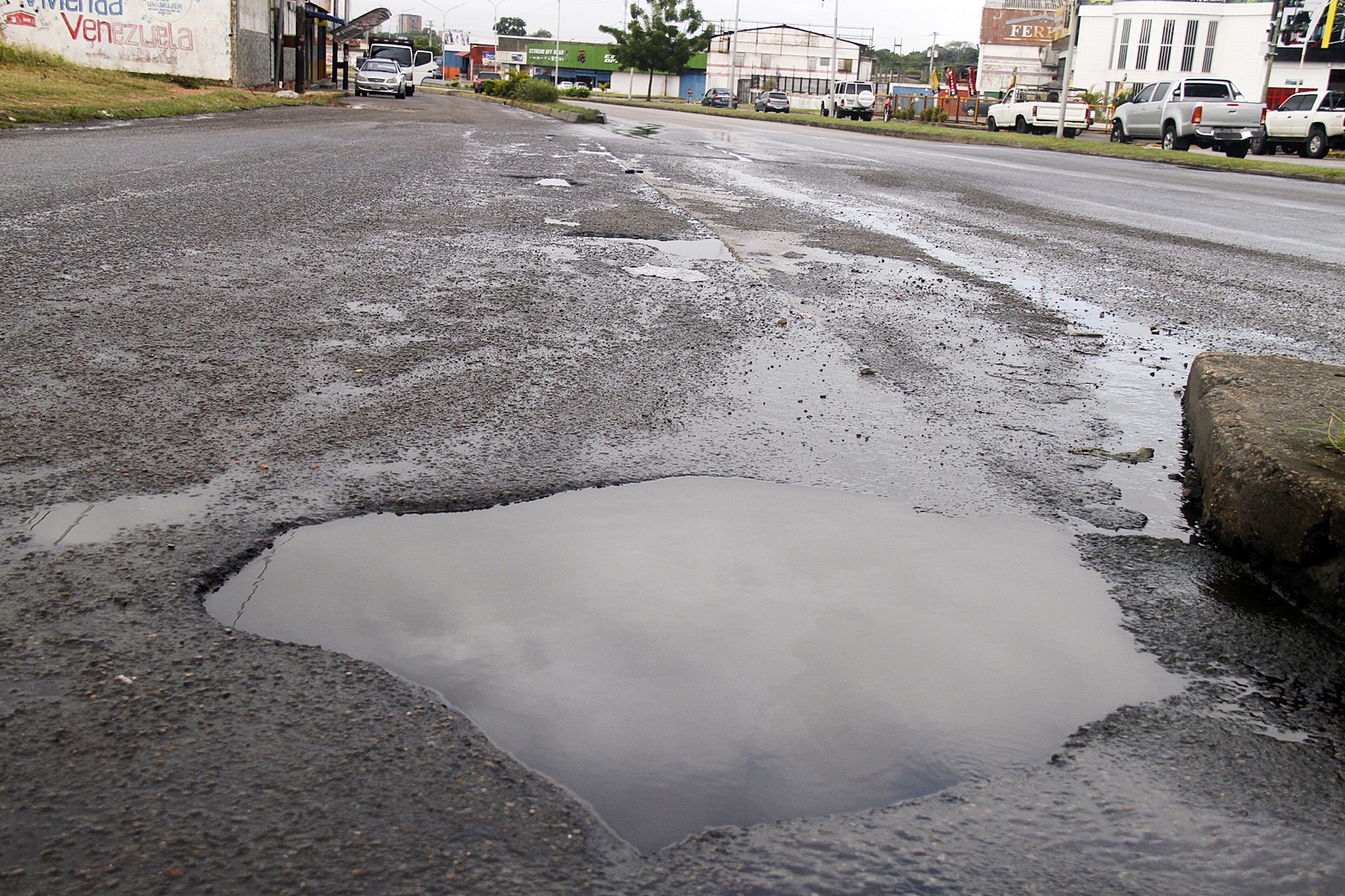 Bote de aguas servidas dañan asfalto en la avenida Libertador frente a la E/S Guerra