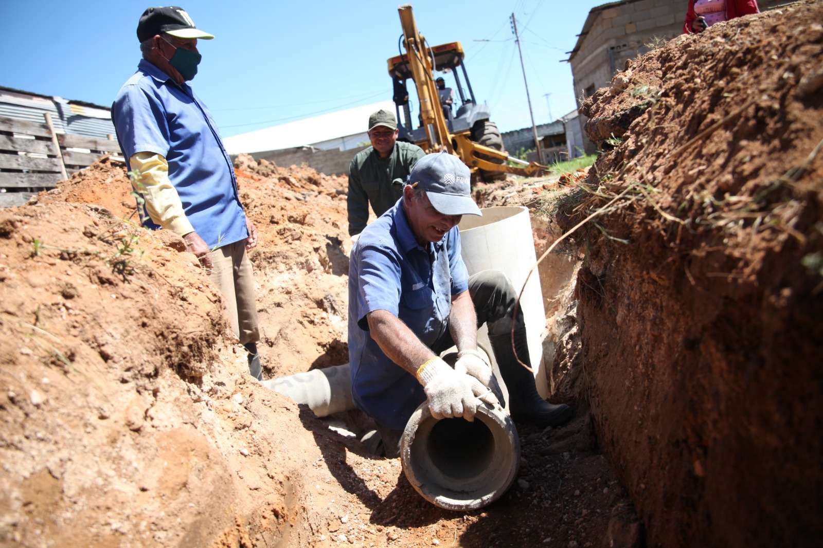 Construyen colector de aguas servidas en el sector Campo Ayacucho