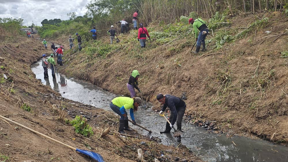 Realizan saneamiento de los caños Orinoco y José María Vargas en Maturín