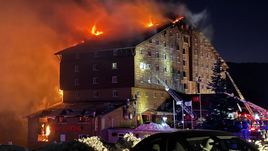 Aumenta a 79 la cifra de víctimas por incendio en un hotel en Turquía