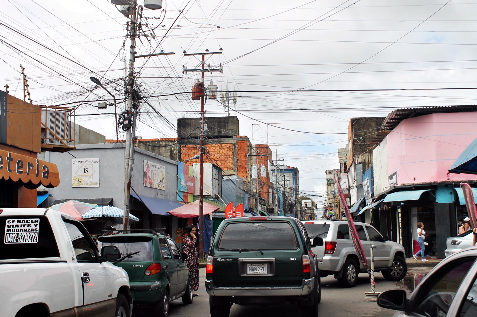 ¡Sin respuesta! Más de 30 comerciantes siguen sin luz 220 en la calle Chimborazo y Monagas