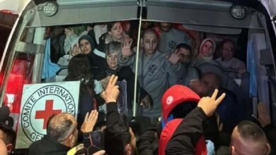 Israel libera al primer grupo de 90 presos palestinos en acuerdo de alto el fuego en Gaza