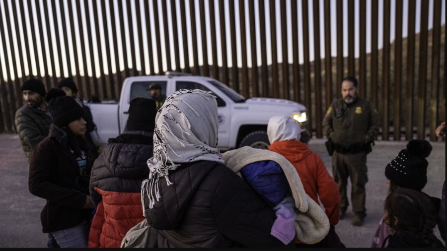 La orden indica a los agentes fronterizos que bloqueen la entrada a los inmigrantes alegando que han pasado por países donde hay enfermedades transmisibles