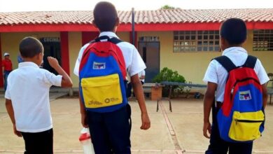 Censan a niños colombianos desplazados para integrarlos a la educación venezolana