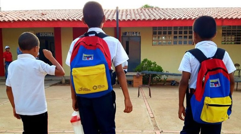 Censan a niños colombianos desplazados para integrarlos a la educación venezolana