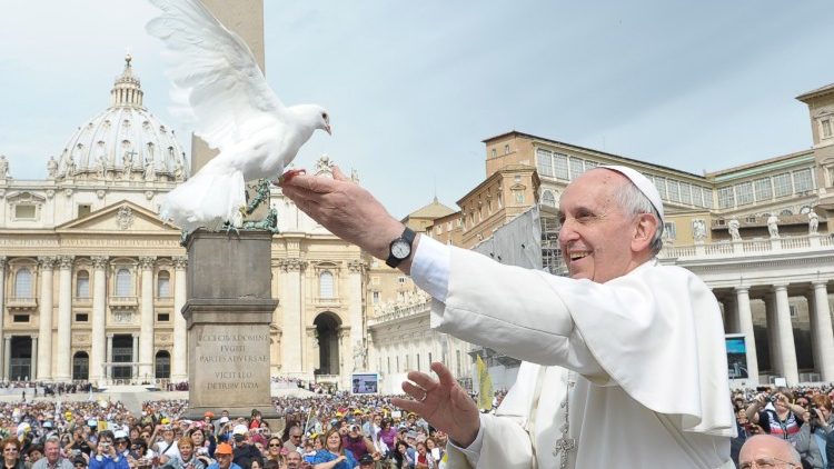 El papa Francisco anima a Trump a construir un país "sin odio o discriminación" y a promover la paz