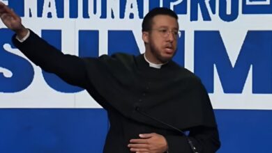 Sacerdote en EE.UU. imita saludo nazi de Musk y lo echan de su iglesia