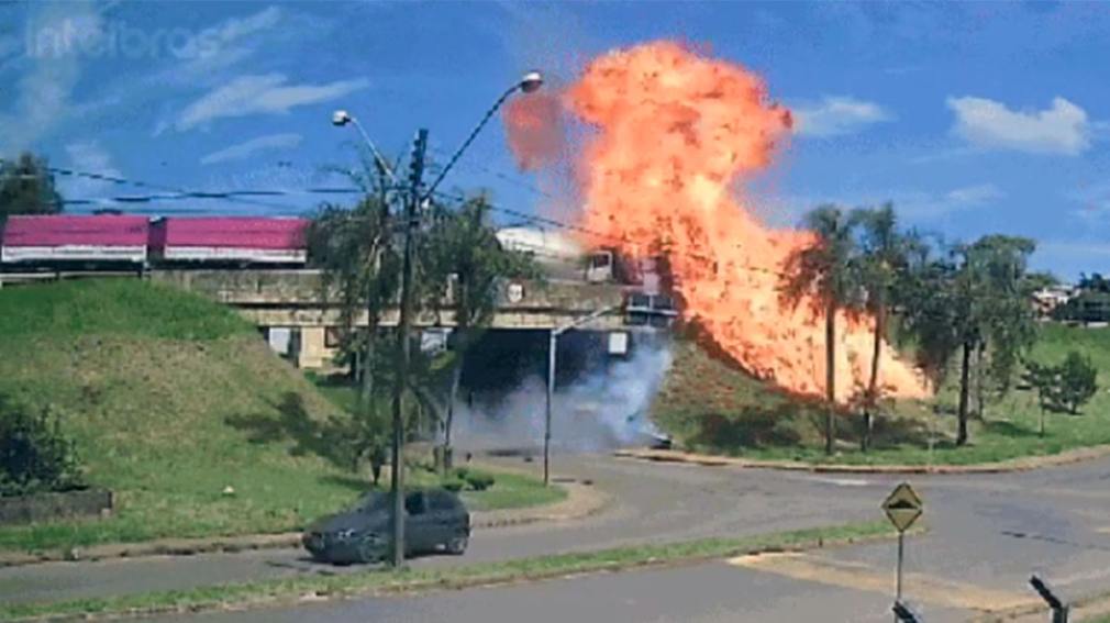 Camión impacta contra tráiler al intentar rebasar en carretera y se incendia; conductor saltó por la ventana