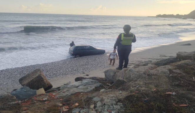 Hombre perdió el control del vehículo y cayó a la playa