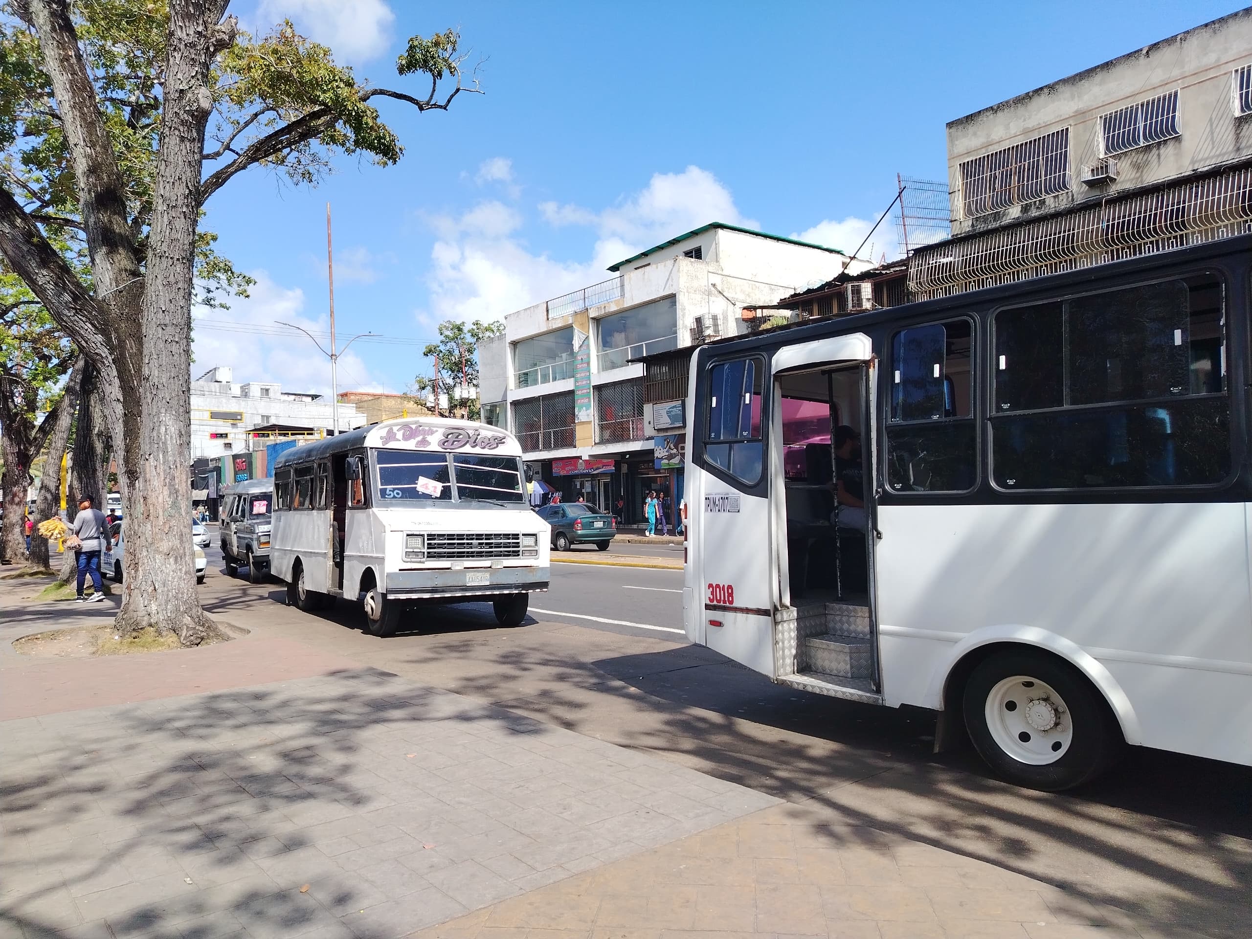 Usuarios piden a los choferes de autobuses que dejen de hacer piques entre ellos.