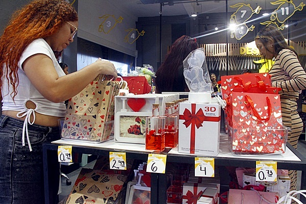 Maturineses se preparan para celebrar el Día del amor y la amistad.