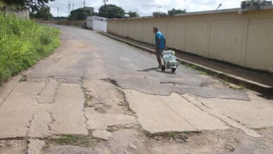 Vecinos de La Cruz viven un calvario por falta del servicio de agua